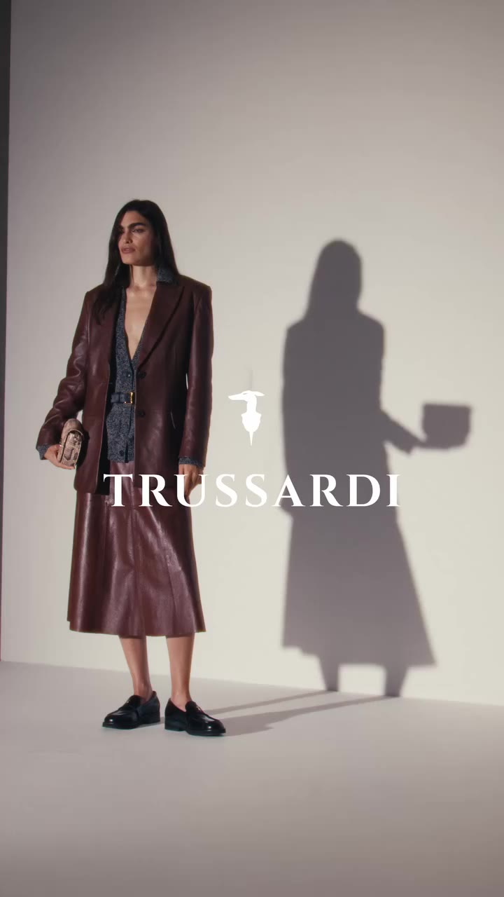 Light, materials and movement merge into a new dimension.⁣ Wearing a FW26…