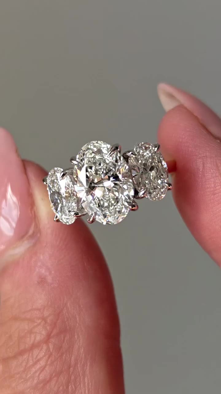 We all fell for this one in the office! 🤍 A magnificent three stone oval…