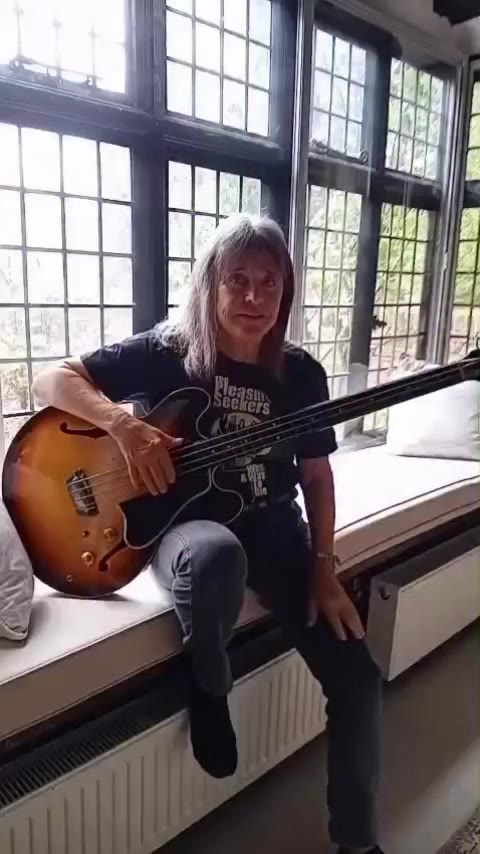 I dug out my Devil Gate Drive bass at the weekend, my @gibsonguitar EB2 🎸 Who…