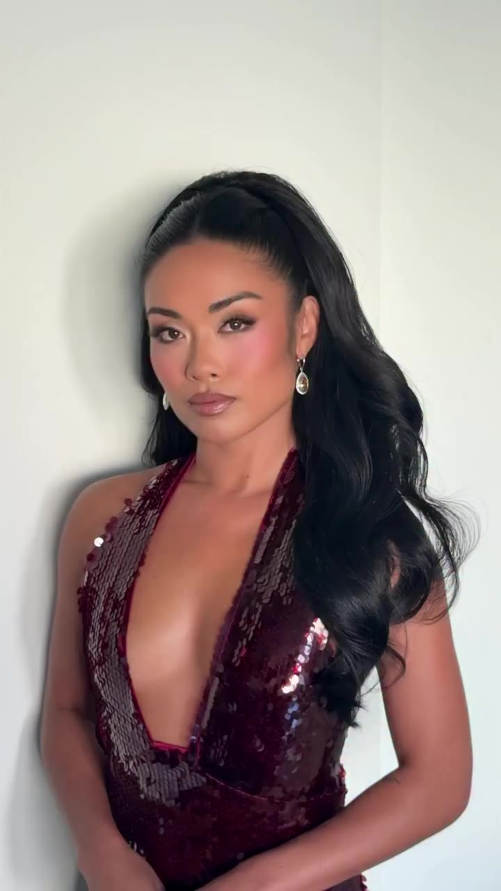a toast to the Emmys w @goldhouseco @variety 🥂 hmua: @makeupbyjulian 💫