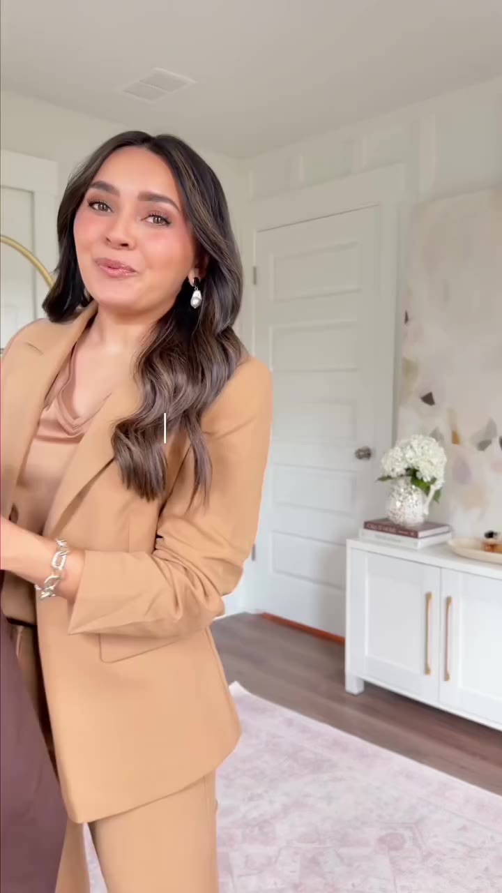 One capsule wardrobe, endless outfit possibilities. @rachelmirandablog shows…