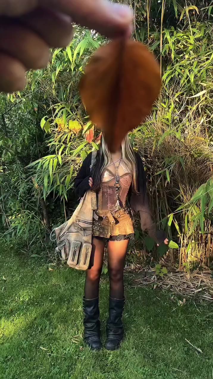 Leaves are falling🍂 #outfittrend #autumn #boots