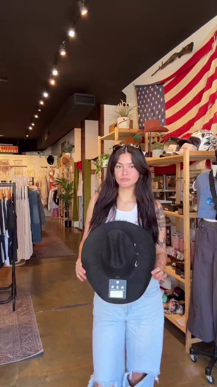 Riley Green is coming to town 🤠🎶and we’ve got the outfits covered. Consider…