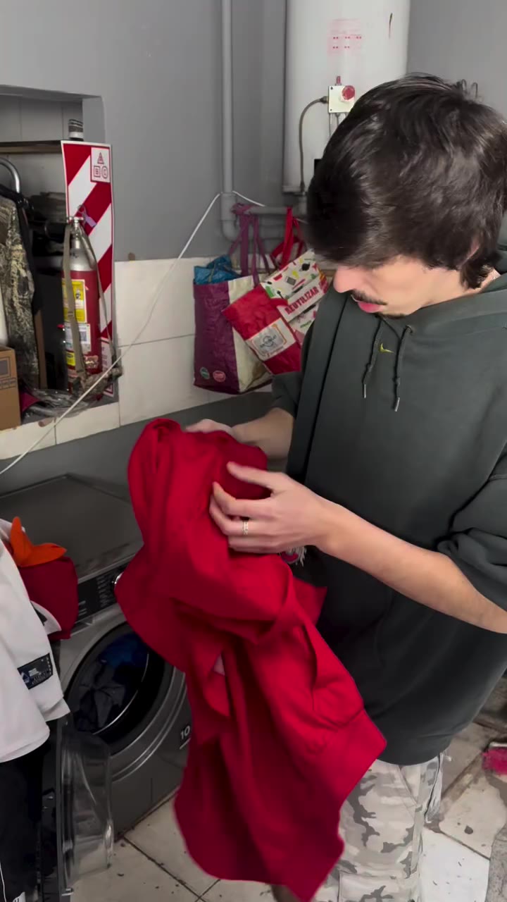 Así es curar +100 prendas… Laburo hecho a mano, prenda por prenda 🔎🪥🧼…