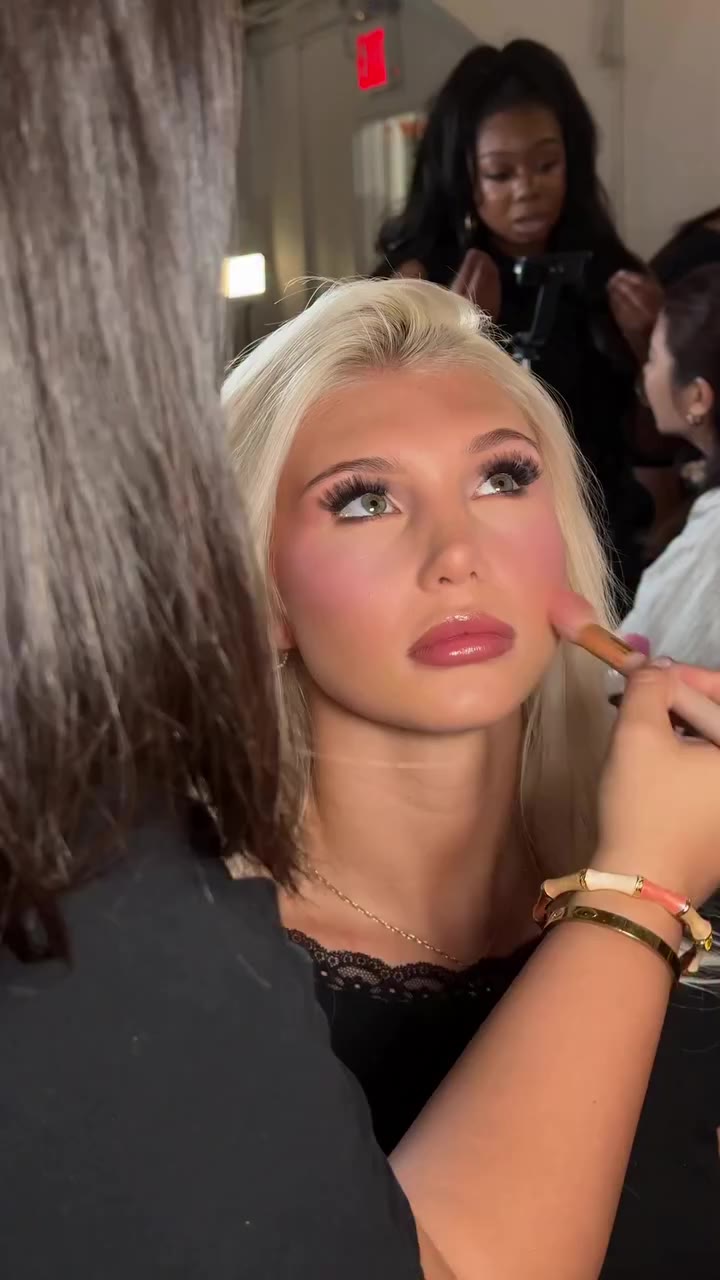 When the makeup is eating 🔥🔥 you already know the walks are about to be NEXT…