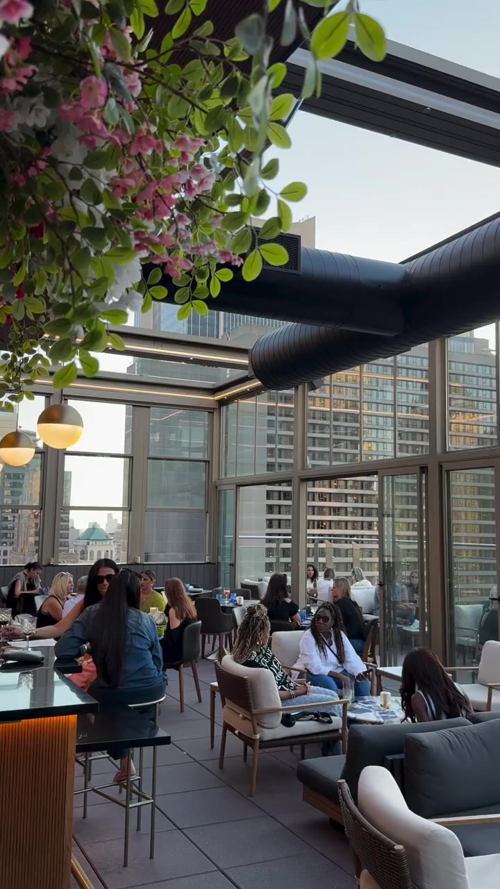 Pit stop in between NYFW shows @vocoroofbar 🍹🌆 #nycrooftop #dinneranddrinks…