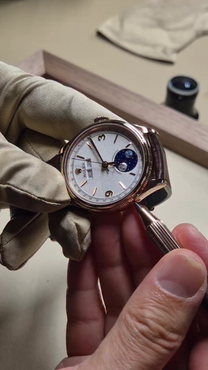 Setting the moon-phase on the Rolex Perpetual Padellone was super easy!…