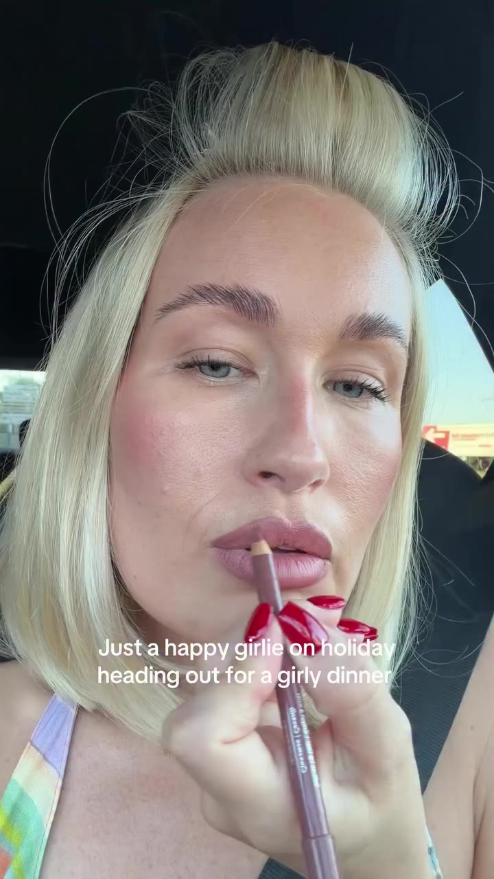 just a girlie on holiday, on her way to a girly dinner 🫶🏼 Lip liner…
