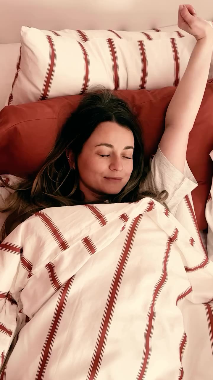 Slow mornings & doux réveils ☁️. Une lumière douce, un lit accueillant et…