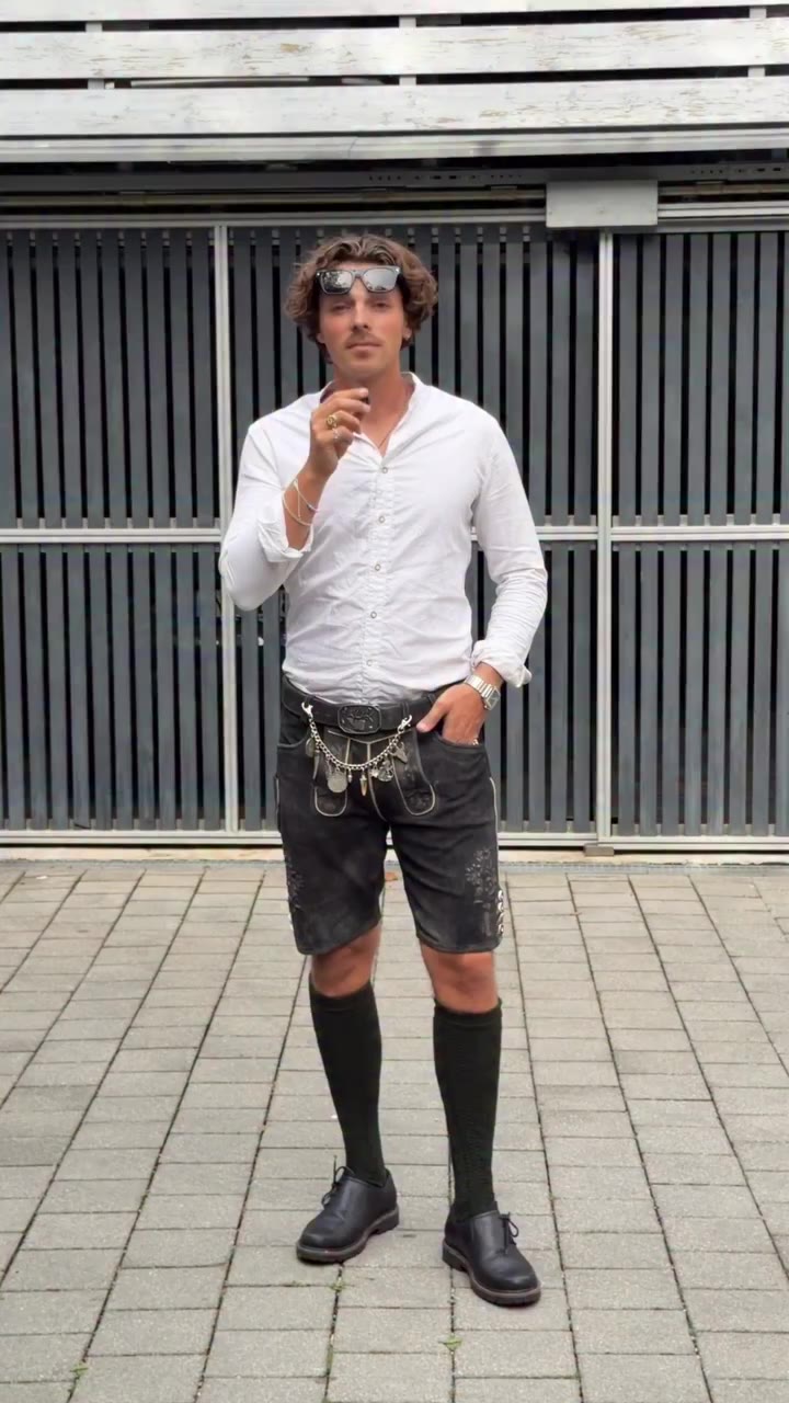 Muss man Wiesn-Hemden bügeln? 😅 ——— #ozaptis #minga #lederhose #trachtenliebe…