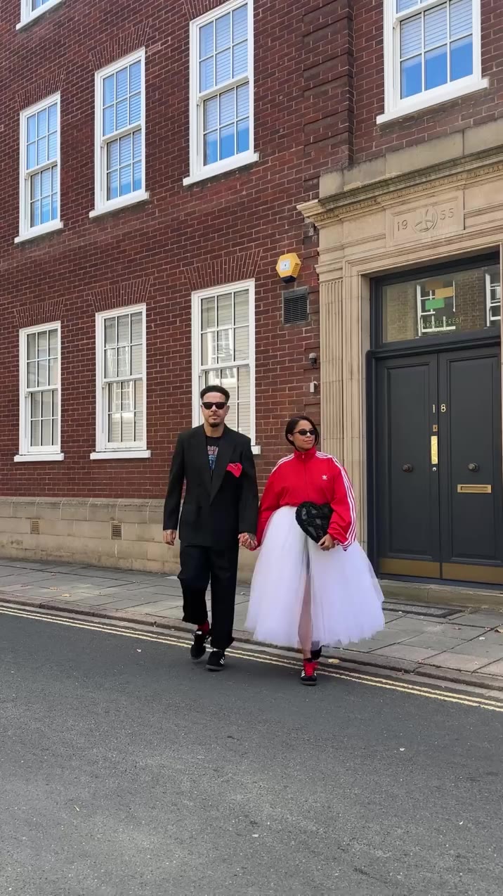 Ahead of London Fashion Week, @catlbaxter and her husband Leo show everyone…
