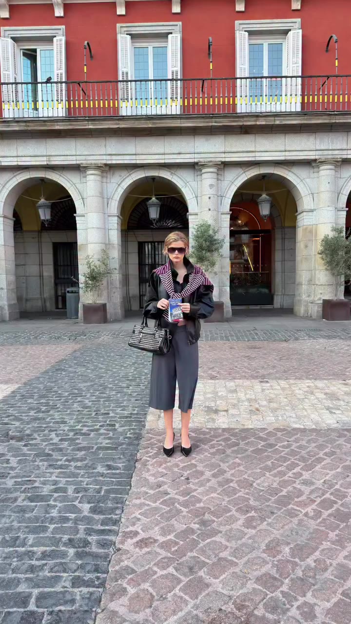 just discovering the city—my heels and I 💋💋 #stradilooks