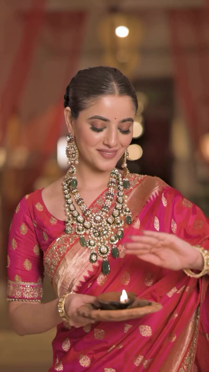 Some pieces don’t simply complete a look. They become the look. A celebration…