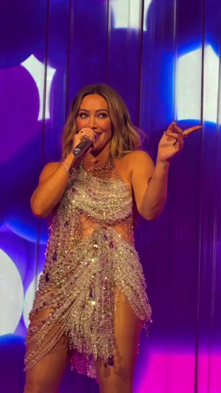 💎 @hilaryduff closing out her UK run in custom @kelsey.randall for night 2 at…