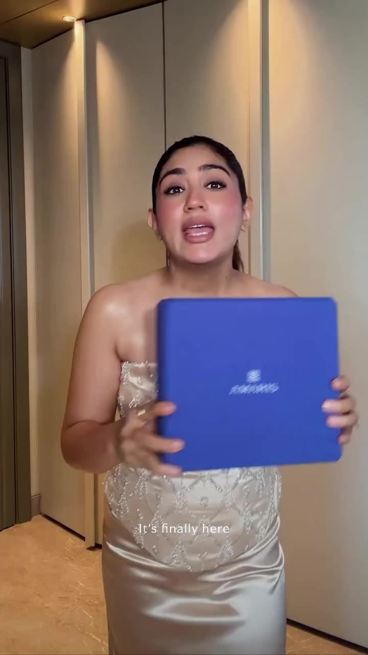 The AMARIS blue box. The Calliope necklace with studs. This exact reaction. 💙…