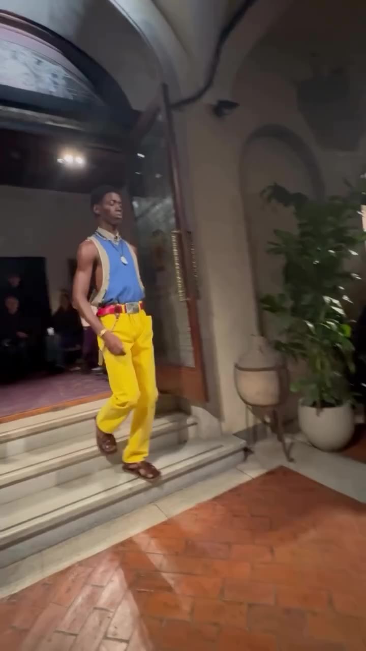 Quelli di #DarioVitale 🔥 Remembering the Versace fashion show Lo stilista…