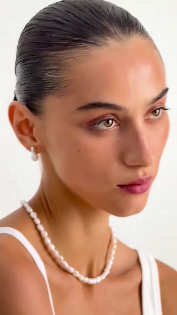 A look for day and night. Effortless elegance, finished with pearls.