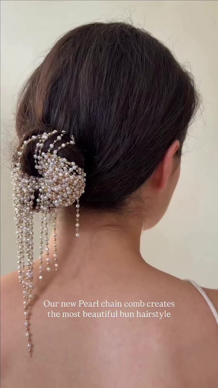 Dripping in pearl chains⛓️, our new Gia pearls chain comb is the most lux way…