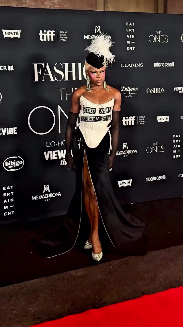 Last night, THE ONES @fashioncanada @viewthevibe @tiff_net 🖤🤍 Yet another…