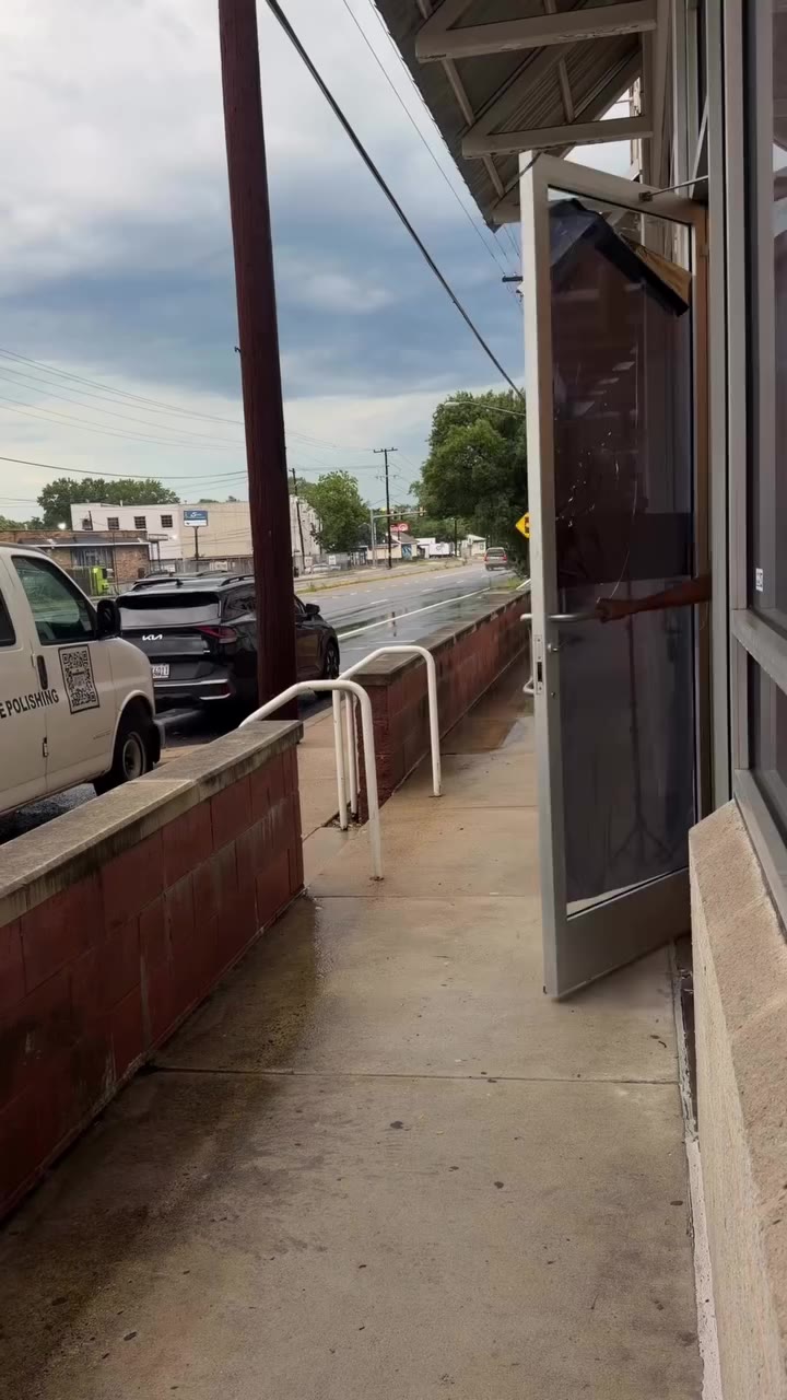 Can’t believe I got kicked out of @kingbellaa ‘s shop 🤬 and she ain’t even…