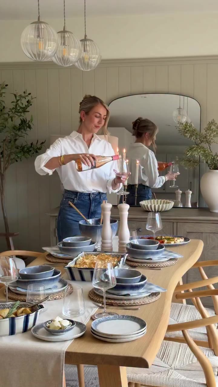 Entering my cosy hosting era 🍂🥧🤎 I loved creating this autumn tablescape…