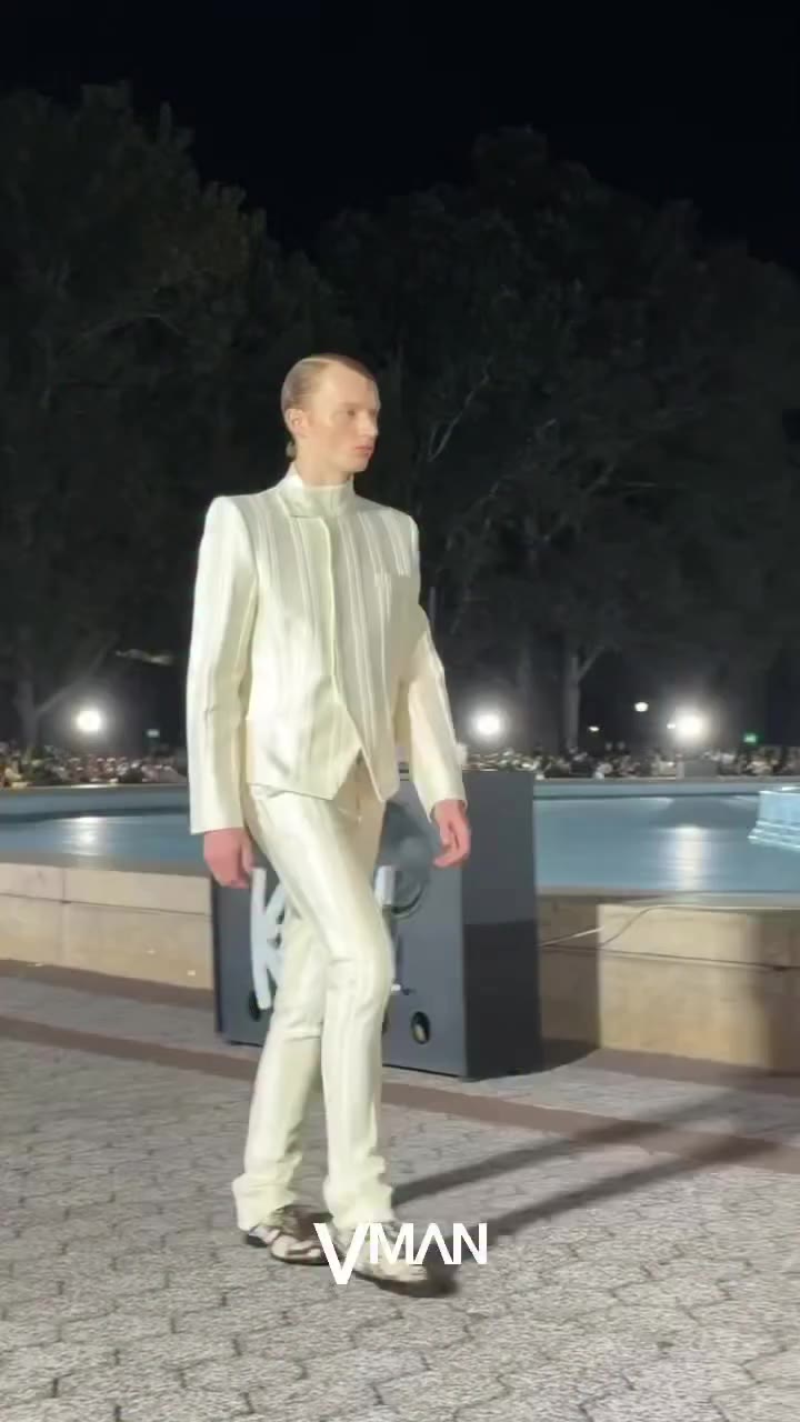 For SS27, @raullopez took NYFW to Queens, bringing @luar beneath the Unisphere…
