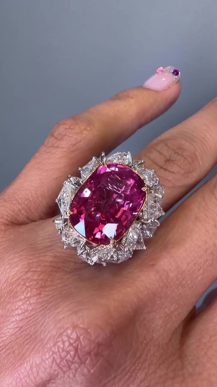Some rings you just can’t stop thinking about. 💗💚 We were completely…