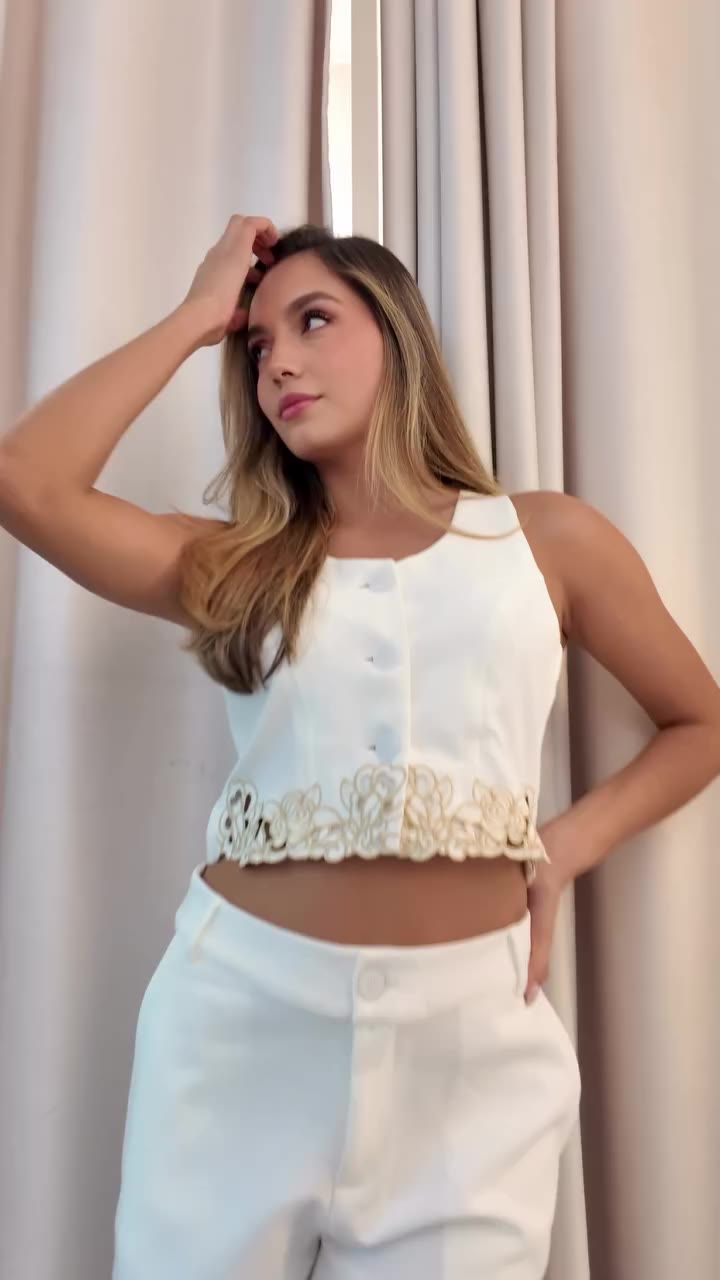 El conjunto que necesitas para elevar tus looks ✨ Su detalle bordado lo hace…