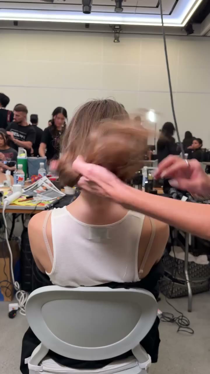 A look behind trending New York Fashion Week looks 🔍 Step behind the scenes…