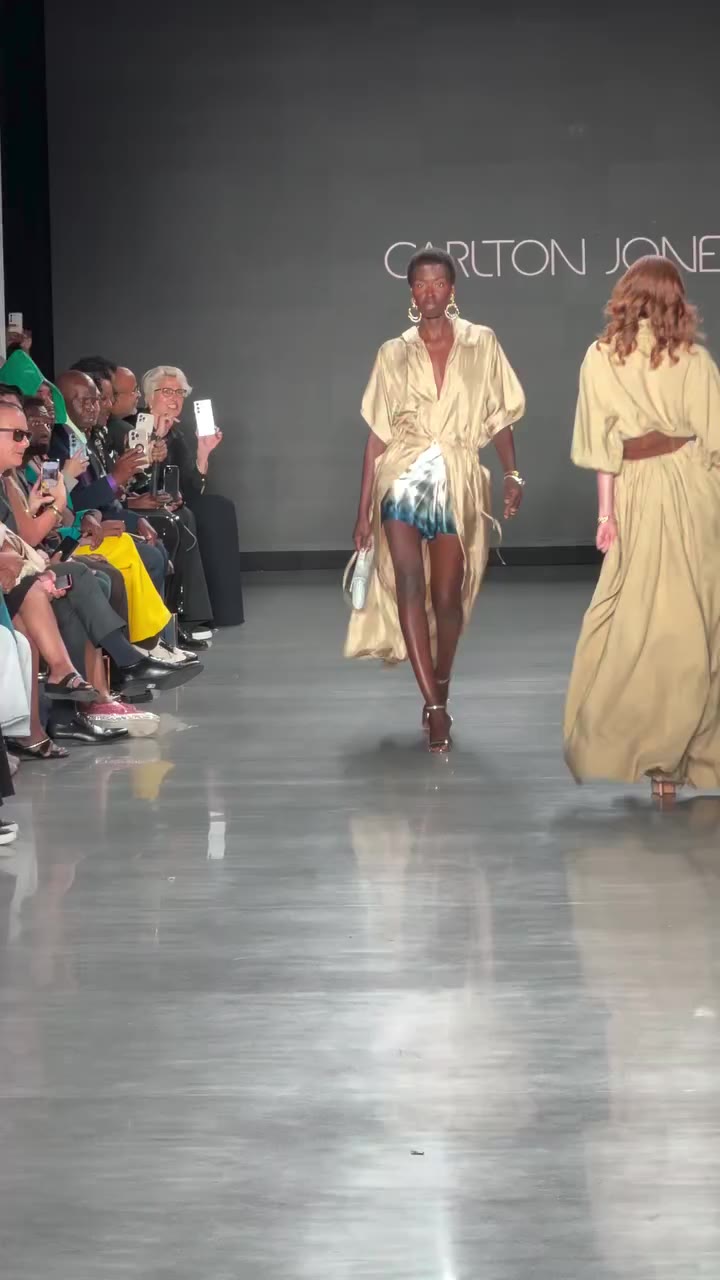 Look 5: Silver Snake Mykonos Mini 😍 A South Sudanese Queen 😍😍 Runway…