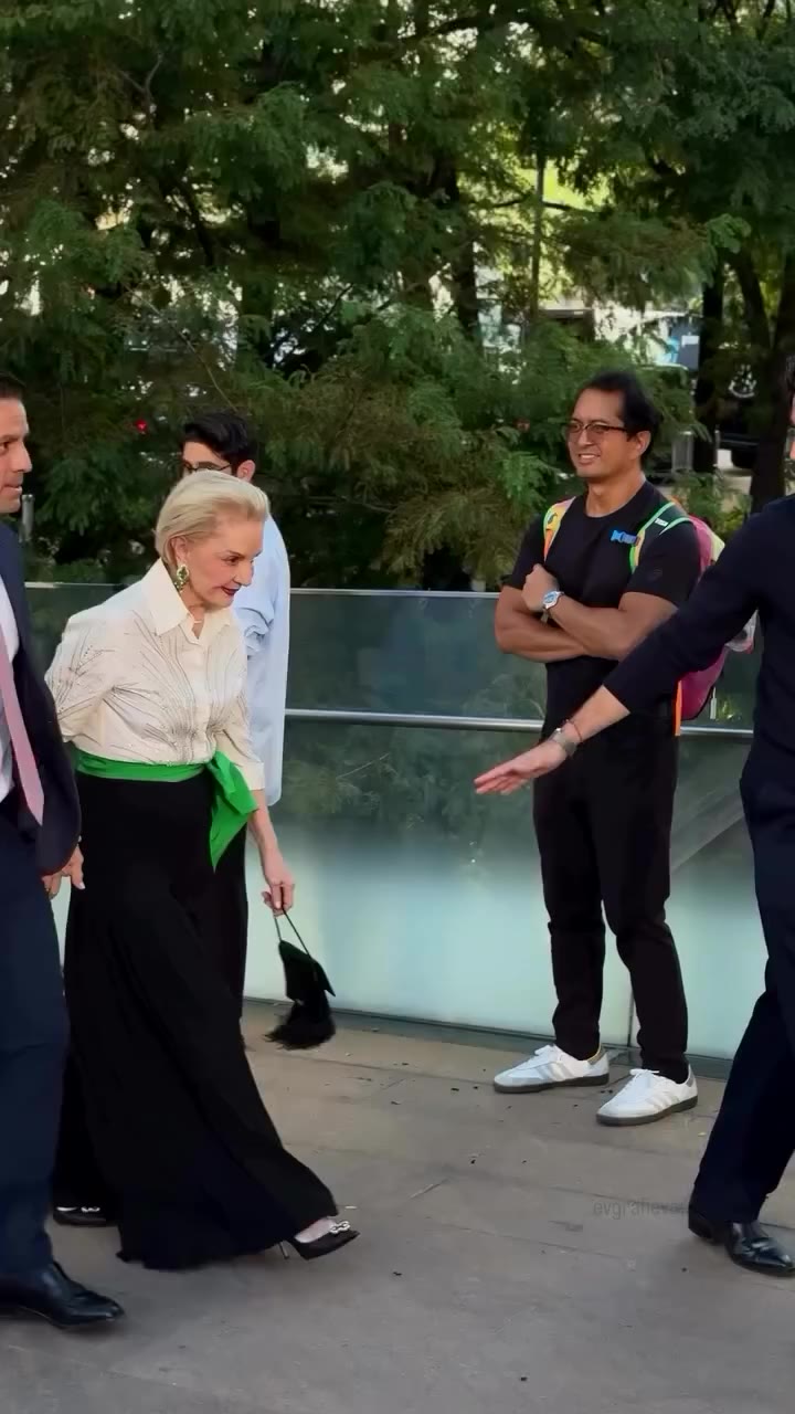 this is 87 years young❤️! Carolina Herrera attended the latest runway show of…