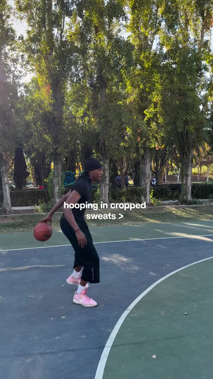 Can’t go wrong w a good pair of cropped sweats @thehoopgang 🗣️