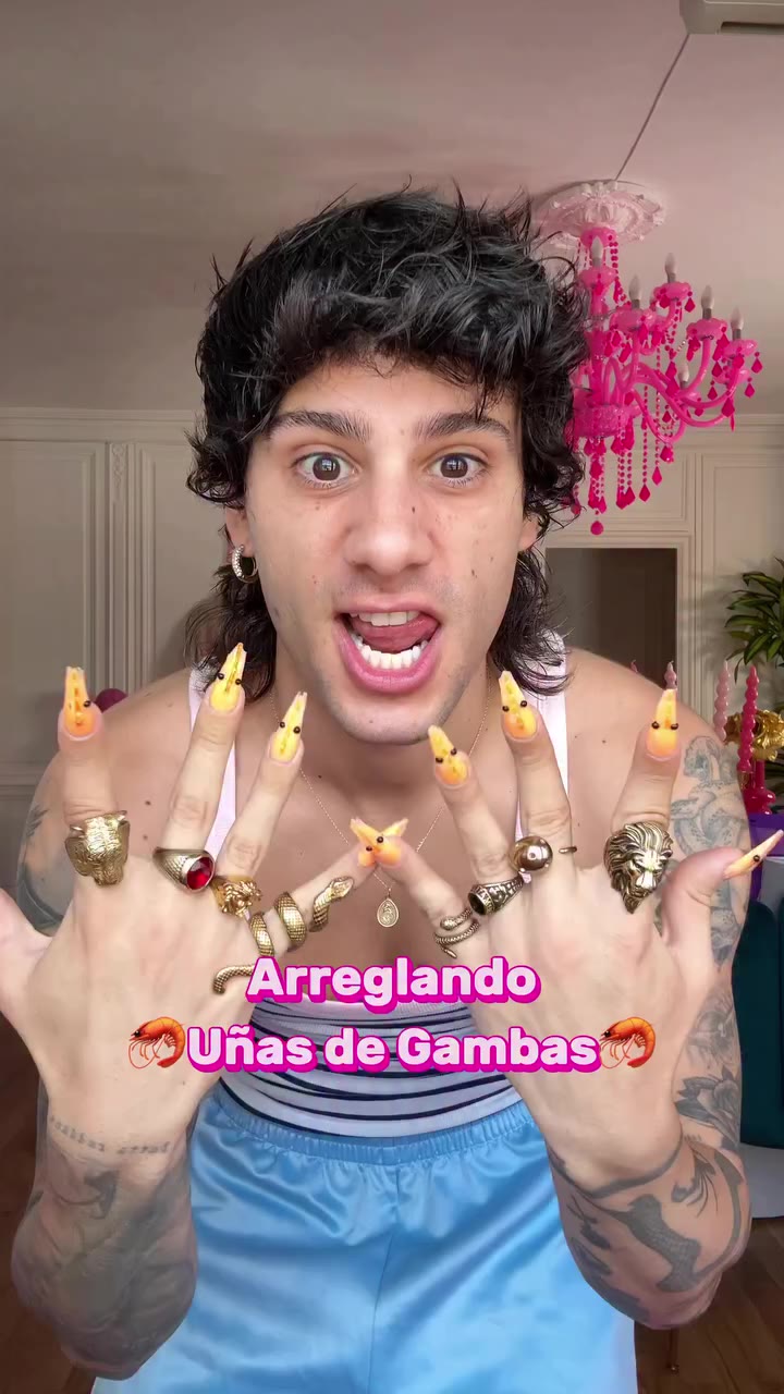 Arreglando mis uñas de gambas🦐✨ Ayer os pregunté ideas para volver a hacer…