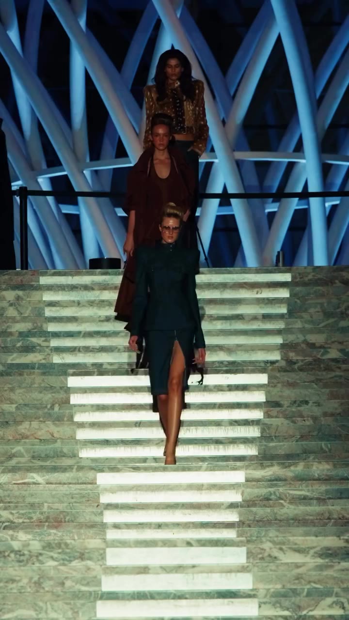 @laquan_smith THE FINALE SS27 1st Cam: @afilmbyjunior @rodolfosanchesfoto 2nd…