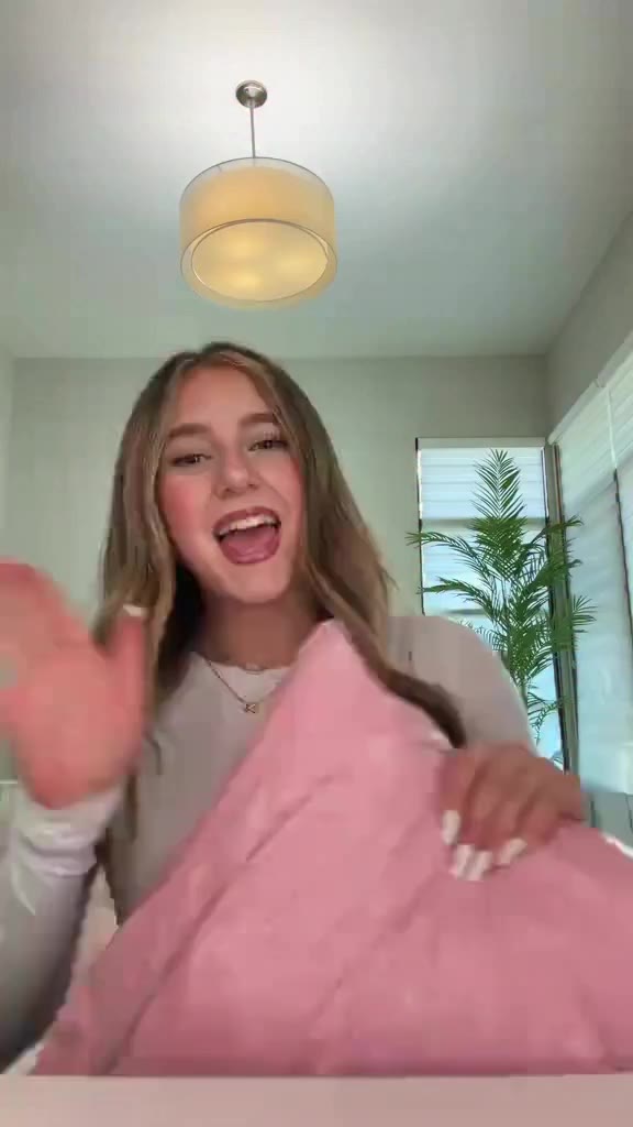 Cutest @kinsleystella unboxing her new PB hoodies!! 🌟🤍 #pr #unboxing #prhaul…