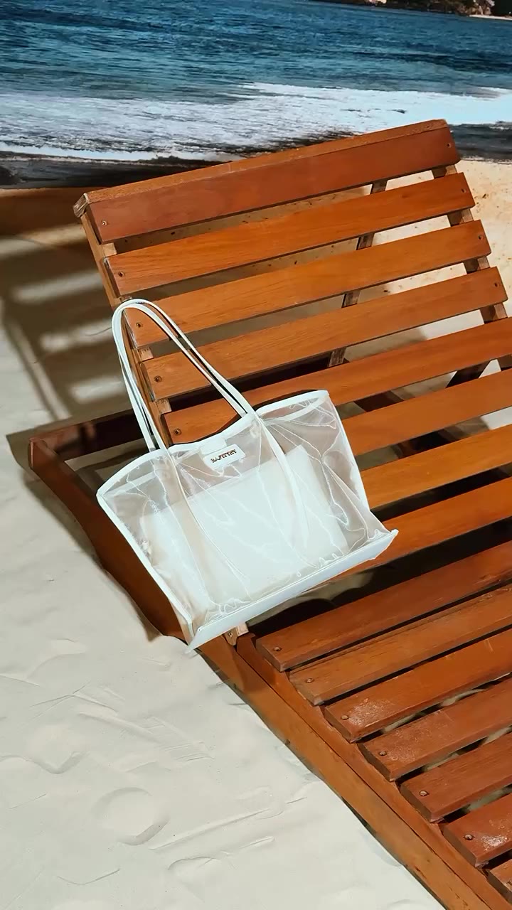 Um toque de ousadia não faz mal a ninguém 🤍🤎 A transparência da shopping bag…