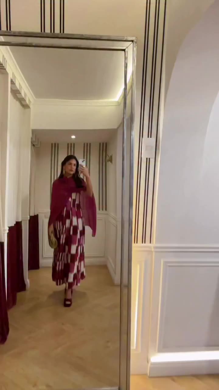 Color, movimiento y ese aire español que siempre vuelve a aparecer en María…