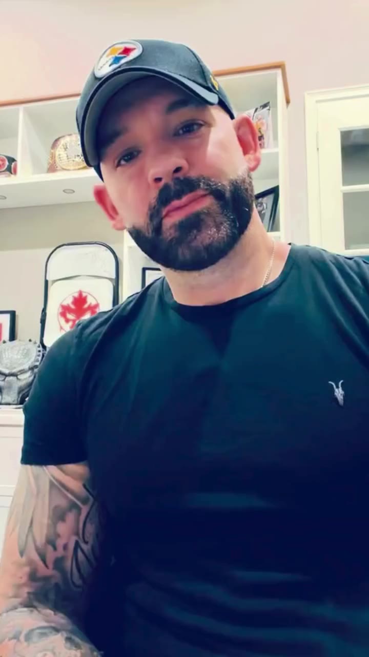WWE Superstar @theshawnspears is back again to walk the runway! Always an…