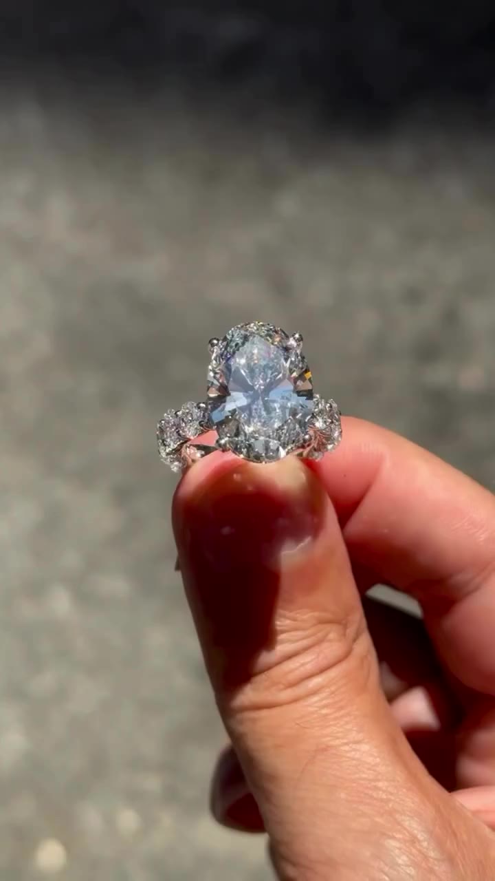 When 7ct just isn’t enough… ✨ A statement E VVS2 oval lab-grown diamond…
