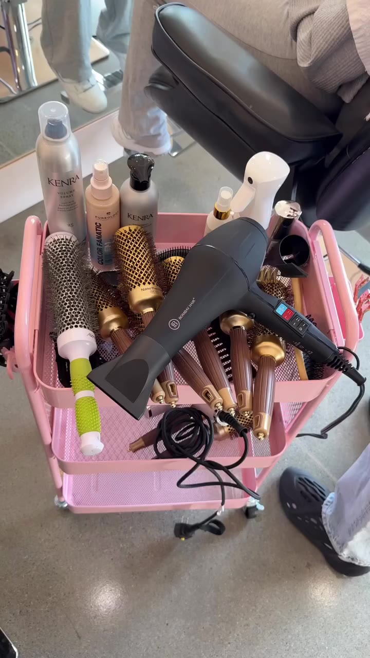 Only one thing we want✨✨ #blowouts #bombayhair