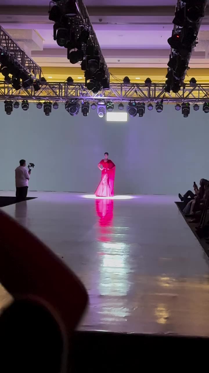 She didn’t just walk the runway… she brought Shringar Tales to life. 👑✨ Esha…