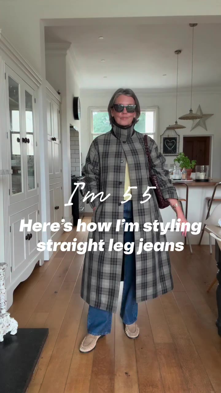 There’s a new trench in my wardrobe 👀☔️ and it looks great with my classic…