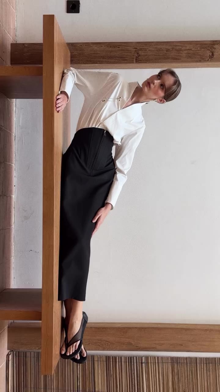 A timeless pairing that speaks for itself 〰️ Clean tailoring, sculpted…
