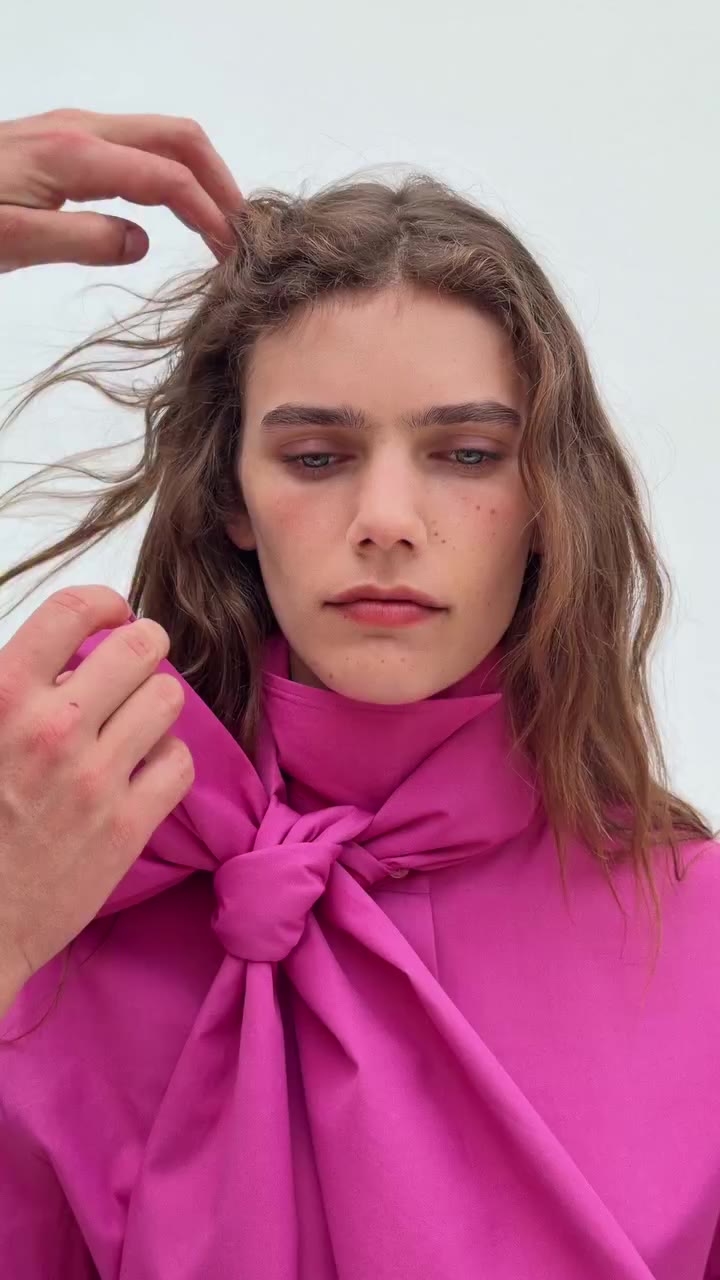 Touch up routine before the shot. Discover Selection at mango.com