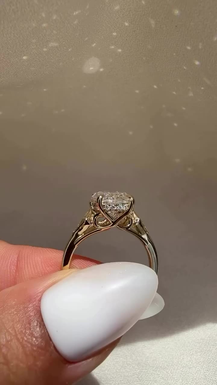 A custom Moval diamond ring made to turn heads. ✨ Featuring a stunning…