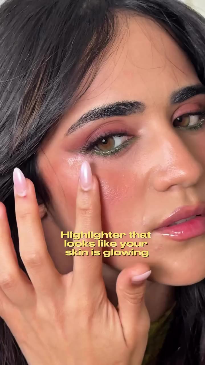 ✨ The glow is REAL ✨ @hauslabs ’ clear highlighter gives that blinding…