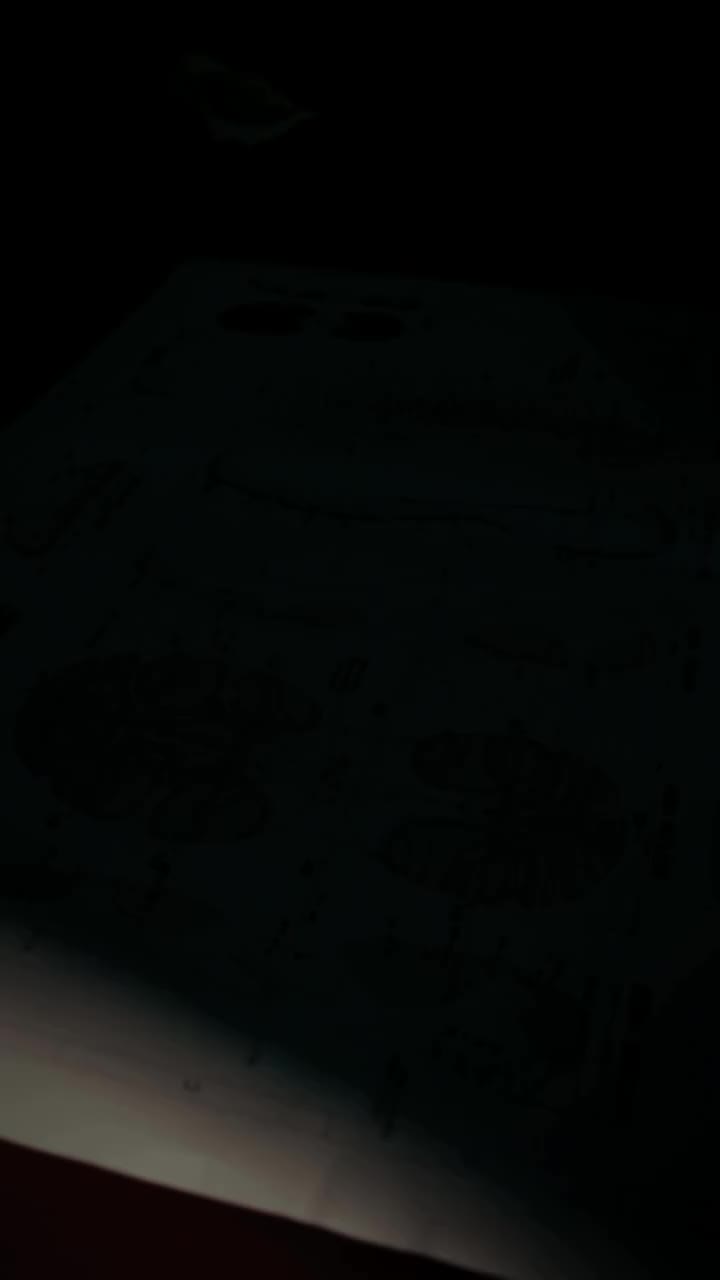 什麼讓 GUM 鞋底在腳下呈現出鮮活的感覺？ 在工廠裡，GUM 鞋底由一套完整整合的結構組成——天然橡膠模組、TPU 框架，以及經過塑形、彼此協作的 EVA…