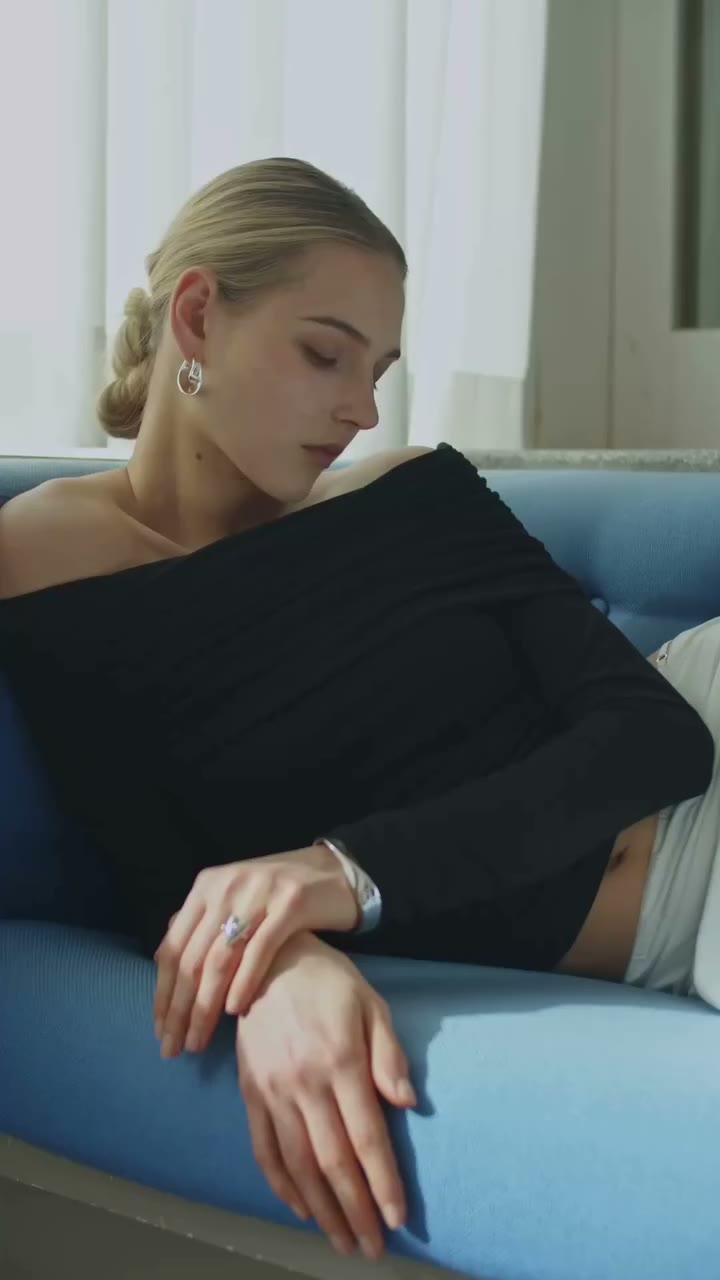 Current obsession: the off-shoulder top we can’t stop wearing. Shop it while…