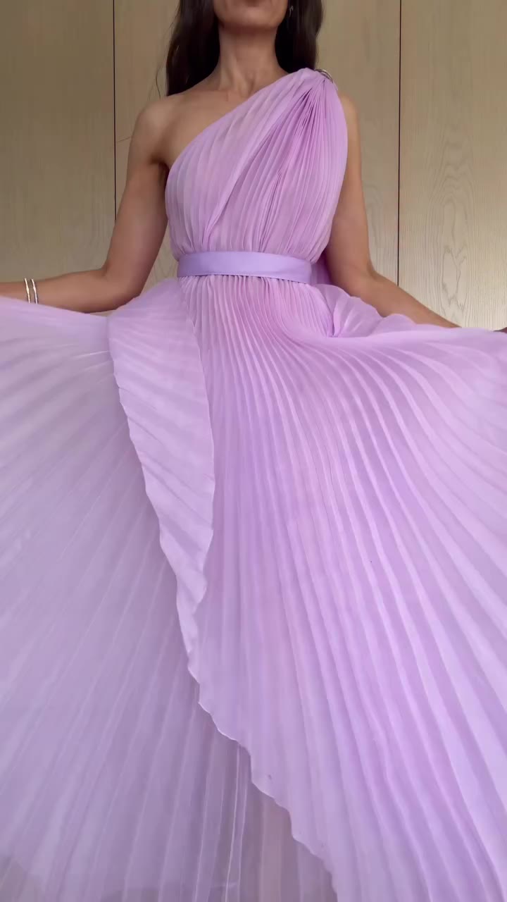 In my "just wear the good dress" era 💜 Comment NEED IT NOW for outfit deets 💜
