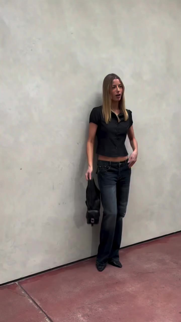 Jeans & a cute top.